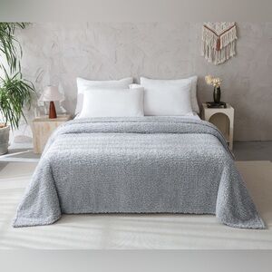 NEW Mainstays Faux Shearling Blanket
Color Grey  KING AND FULL/QUEEN